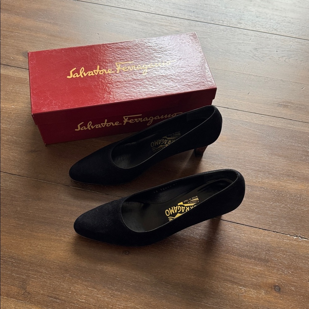 Sz 9 AA Ferragamo DE Portugal Black Nero Suede Kid pumps